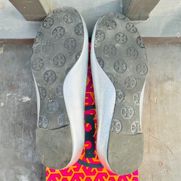 Tory Burch Reva Leather Flats in Metallic Silver w/ Double T Logo, Like New - Picture 8 of 11